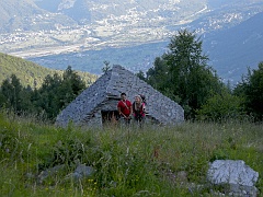 Leonardo ed Eleonora arrivano all'Alpe Campo (mt.1425)
